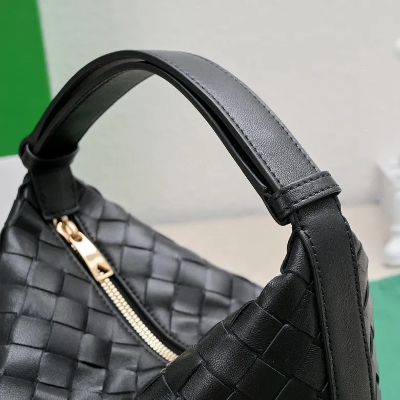Batch 1360 #BvWallace Shoulder Lunch Bag 🔥 A lunch box bag that you can just grab and go. It is made of classic intrecciato weaving technology and reflects the craftsmanship of Bottega. The entire bag is made of top-grade happa lambskin. It is very soft and lightweight. The small bag shape is cute and exquisite. The interior capacity is also very large and can be carried under the arm. It is quite practical! The bottom of the bag is made of gold metal to prevent wear and tear. The details are really good! Choose this elegant commuting bag for Zaoba people~ Size: 22x13x9.5, model number; 7748#